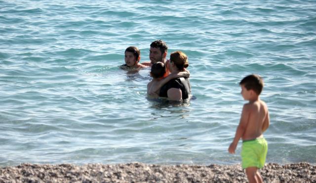 Aralık güneşinde denize girdiler