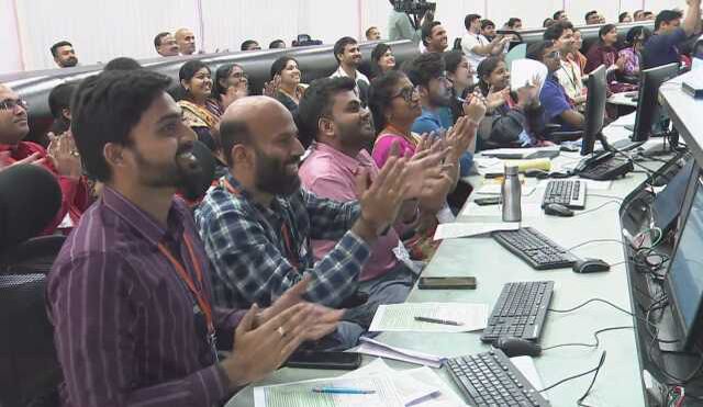 Hindistan, uzay aracı Chandrayaan-3'ü Ay'ın az keşfedilen güney kutbuna indirdi