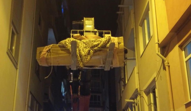 Cenazeyi evden çıkaramayınca vinç çağırdılar