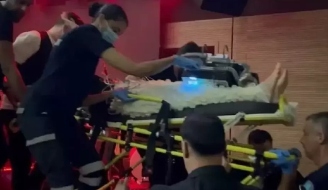 Sanatçı Sevcan Orhan sahnede fenalaştı! Hastaneye kaldırıldı