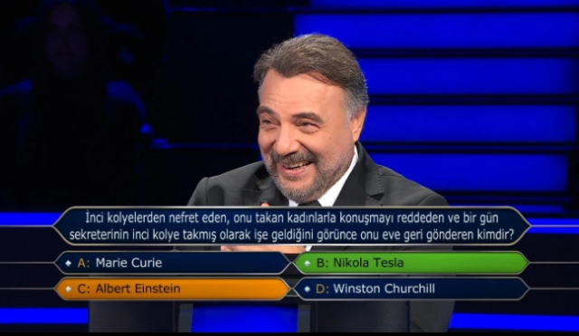 İnci kolyelerden nefret eden, onu takan kadınlarla konuşmayı reddeden ve bir gün sekreterinin inci kolye takmış olarak işe geldiğini görünce onu eve..