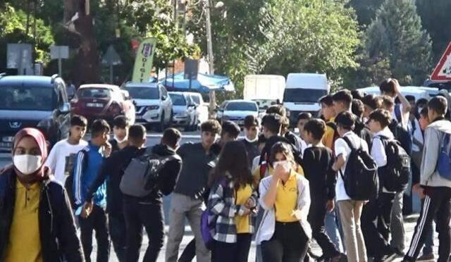 Burası Teksas değil, Diyarbakır'da bir okulun önü! Öğrencilerin bıçaklı kız kavgası kamerada