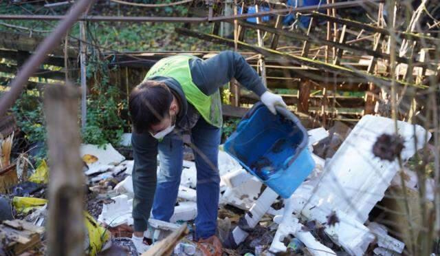 Belediye ekipleri şaşkın! 6 ay önce evine 16 ton çöp toplayan vatandaş bu kez 12 ton topladı