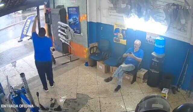 Yardımcı olsun diye işe alınan çırak, 1 dakika içinde ustasının hem ayağını hem kafasını kırdı Yardımcı olsun diye işe alınan çırak, 1 dakika içinde ustasının hem ayağını hem kafasını kırdı