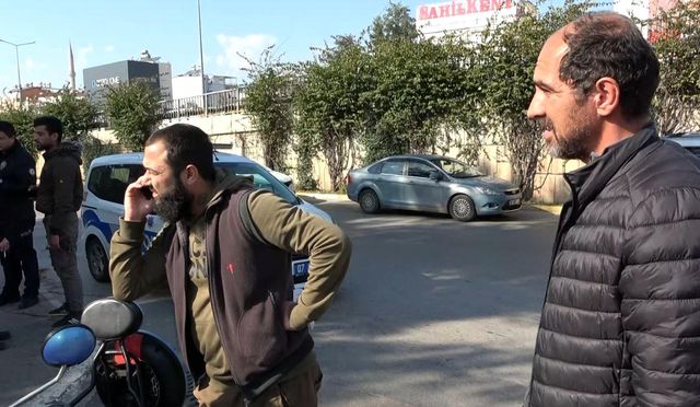 Polislere ehliyetsiz yakalanan adam, yardım için arkadaşını çağırdığına pişman oldu