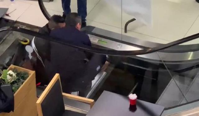 AVM'de korkunç olay! Ayağı yürüyen merdivene sıkışan küçük çocuğun 3 parmağı koptu