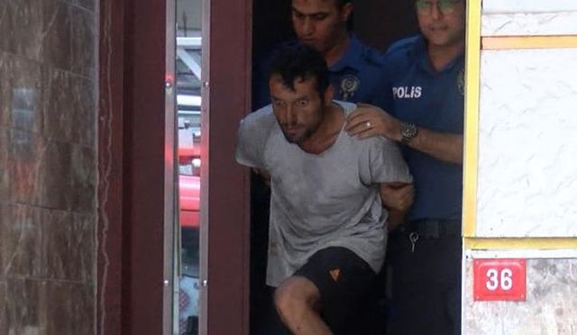 Eş ve çocuklarının olduğu evi ateşe veren kişi polis tarafından çıkarıldı