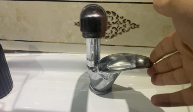 Günlerdir suların kesik olduğu ilde marketlerde içme suları tükendi