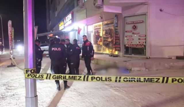 Eşiyle tartışıp camdan atlayan 5 çocuk babası adam hayatını kaybetti