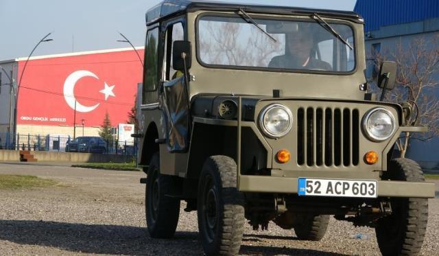 Hurdalıktan aldığı askeri cipi 70 yıl önceki haline çevirdi, trafikte gören herkes durduruyor