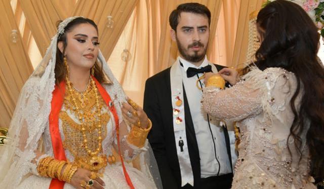 Hakkari'deki düğünde 5 kilo altın takılan gelin, halay çekerken zorlandı