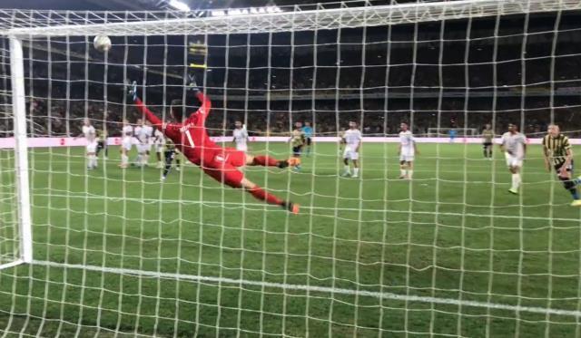 Bir Ronaldinho bir de Lincoln Henrique! Fenerbahçeli yıldızın frikik golünde topa verdiği falso hayrete düşürdü