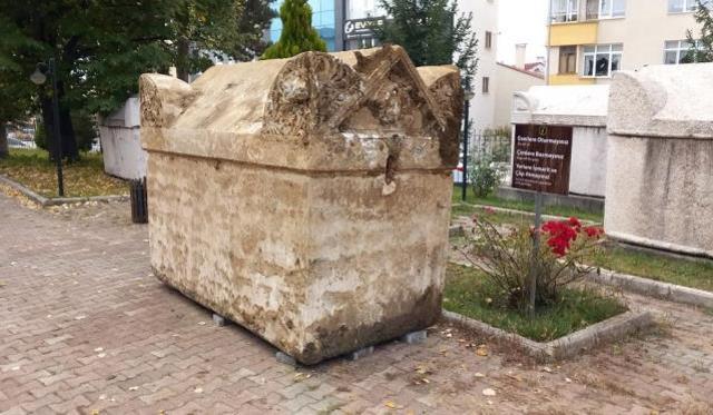 İnşaat kazısında Roma dönemine ait lahit bulundu