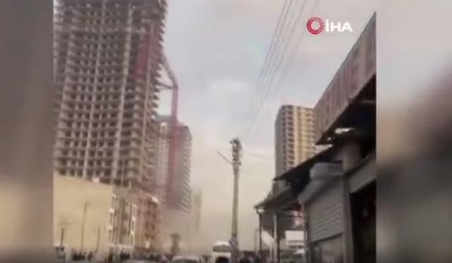 İzmir vinç kazası videosu! (VİDEO) İzmir'de vinç devrildi! İzmir Bornova vinç devrilmesi görüntüleri!