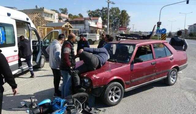 Otomobille motosiklet çarpıştı, sürücüsünün bacağı dizinden ters döndü