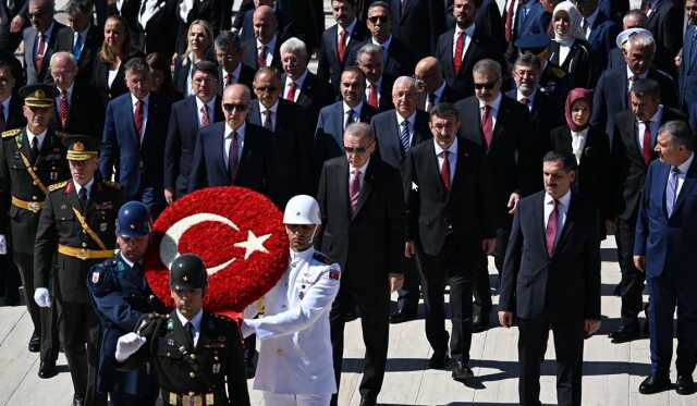 Devlet erkanı Ata'nın huzurunda! Anıtkabir Özel defterini imzalayan Erdoğan'dan 'Çalışmaya devam' mesajı