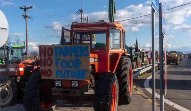 Yunanistan'da çiftçiler traktörleriyle eylem yaptı