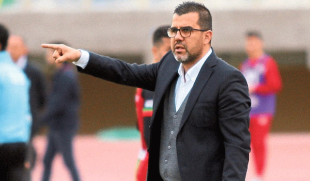 Sahadan çekilen Adana Demirspor'un teknik direktörü topu başkana attı