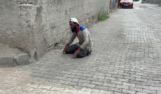 Polisi görünce namaza dursa da işe yaramadı
