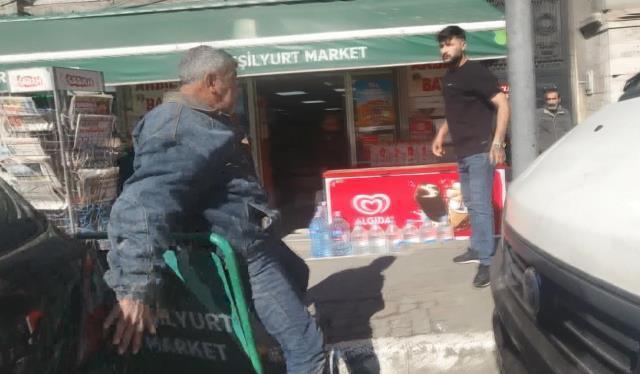 Beyoğlu'nda alacaklısının boğazına yapışıp borcunu tahsil etti! O anlar saniye saniye kamerada