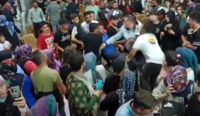 Şarkıcı Hüseyin Kağıt'ın konserinde kavga çıktı
