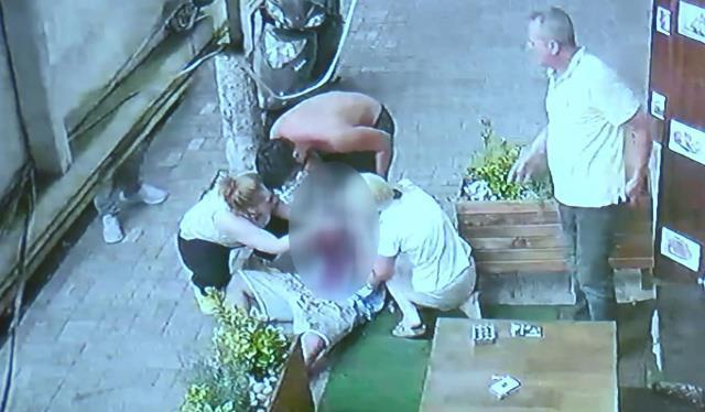 BAHÇELİEVLER'DE DEHŞET; ARKADAŞININ BOĞAZINDAN BIÇAKLADIĞI ATAKAN'A İLK YARDIMI KASAP YAPTI