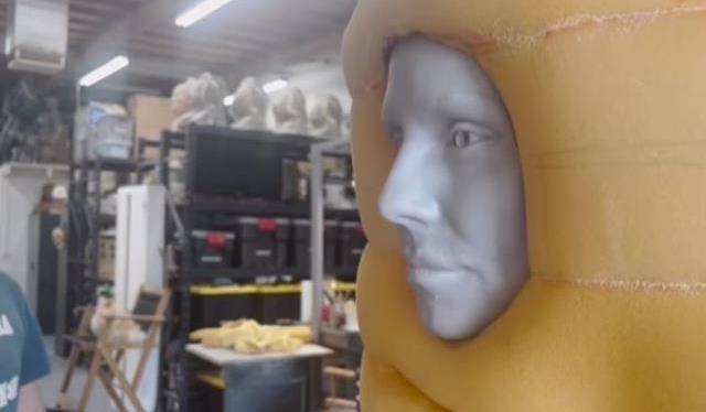 Cadılar Bayramı'nın en ilginç kostümü! İçeride çok ünlü bir isim var