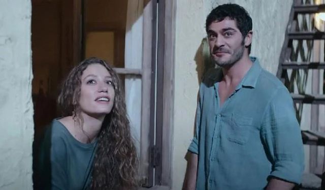 Serenay Sarıkaya, partneri Burak Deniz'le aşk yaşadığı iddiasını yalanladı