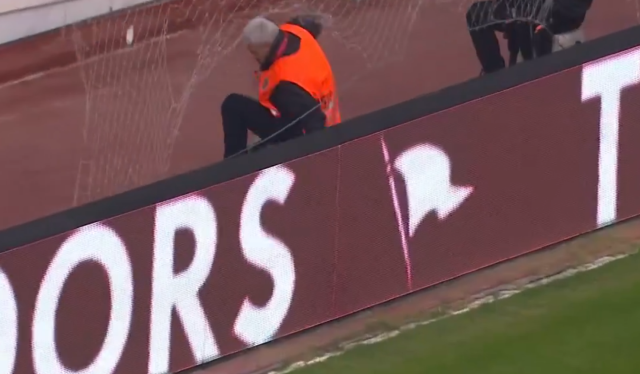 Antalyasporlu futbolcu, çektiği şutla güvenlik görevlisini yere serdi