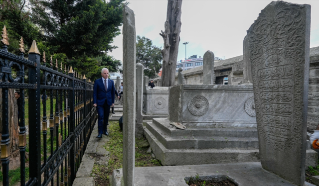 Göstericilerden Mimar Sinan eseri camiye büyük saygısızlık! Vali Gül soluğu orada aldı