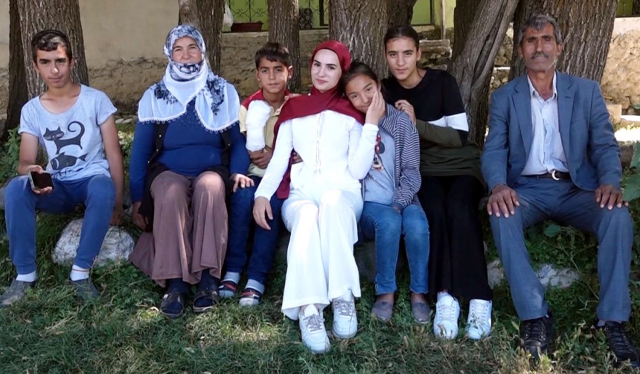 YKS çıkışı kızını çiçeklerle karşılayan baba: O dakika dünyalar benim oldu