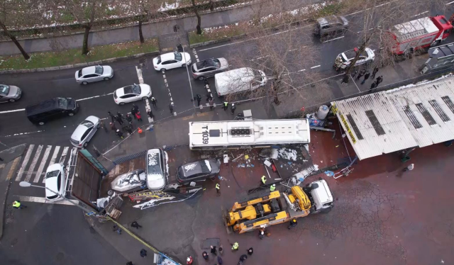 İETT otobüsünün otoparka daldığı anlar kamerada! Bir kişi ezilmekten son saniye kurtuldu