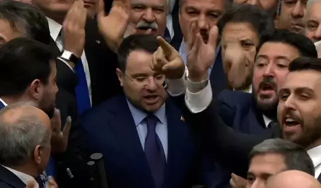 Akın Gürlek, AK Partili vekillerin etten duvar ördüğü kürsüde böyle yemin etti