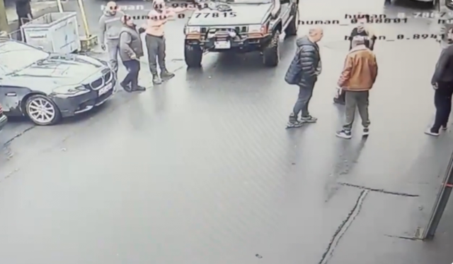 Maslak'ta eski ortağının iş yerini silahla bastı; tehdit edip soyundu