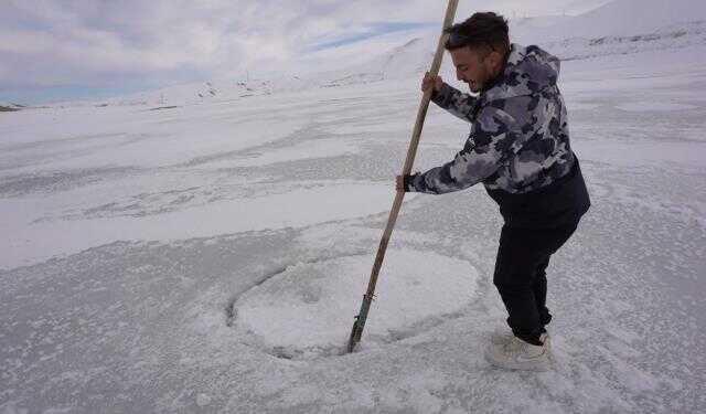 Çılgın fenomen buz tutan göle daldı, hipotermi tehlikesi geçirdi