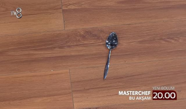 Masterchef Mehmet Şef kime kaşık attı? 21 Eylül Çarşamba Masterchef kim kaşık attırdı? Mehmet Şef hangi yarışmacıya kaşık attı?