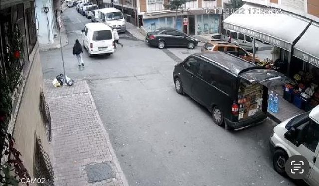 Esenler'de minibüslü gaspçılar kadının cep telefonunu çaldı