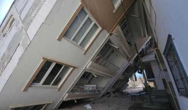 Deprem bölgesindeki ibretlik bina! Görenler fotoğraf çektirmeden geçmiyor