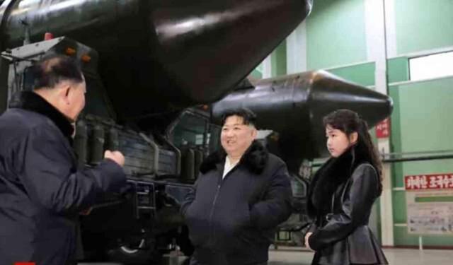 Kim Jong Un, ABD ve Güney Kore'yi 'yok etme' tehdidinden günler sonra halefi olarak görülen kızı ile füze üretim tesisini ziyaret etti