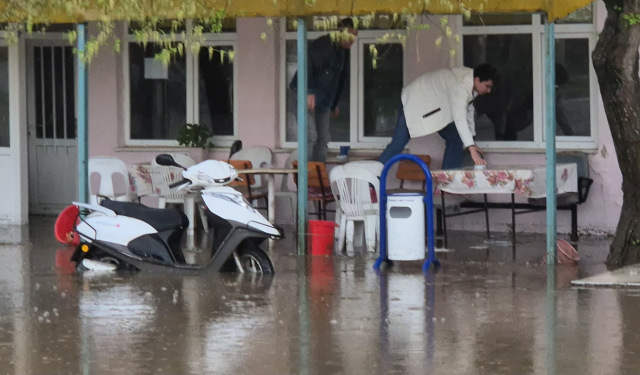 Kahvehaneyi su bastı, vatandaşlar sandalyelerle kurtuldu