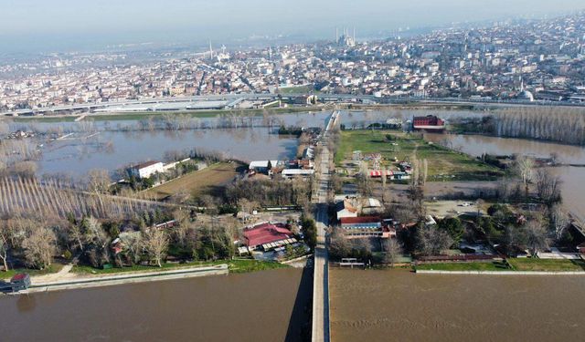 İki ilde kırmızı alarm! Tahliyeler başladı, yollar kapandı