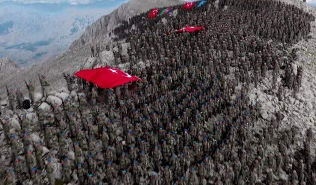 Tüyleri diken diken eden görüntü! Yüzlerce komando Davraz Dağı'na tırmandı