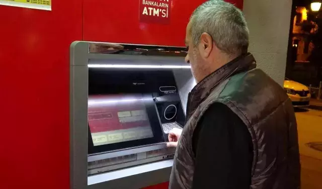 ATM'nin haznesine elini attığında bir tomar para buldu, tereddüt etmeden polise gitti