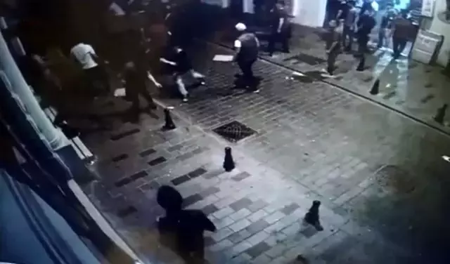 CHP'li Sezgin Tanrıkulu'nun oğlu ve yeğeninin yaralandığı bıçaklı kavga kamerada