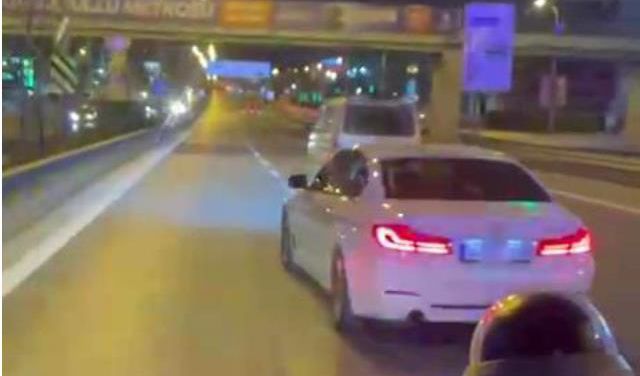 Maltepe'de hasta almaya giden ambulansın önünü keserek yol vermeyen sürücü kamerada