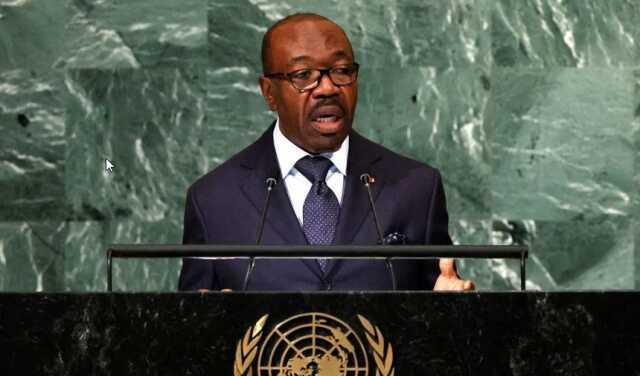 Gabon'da binlerce insan başkentte ordunun yönetime el koymasının kutlamak için caddelerde kutlama yaptı