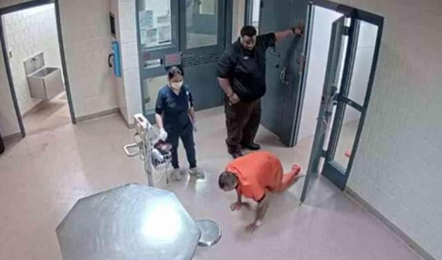 ABD'de hasta olan mahkum gardiyanlara kendisini doktor götürmeleri için yalvardı. Mahkum hücresine geri konulduktan sonra bir kaç saat sonra öldü