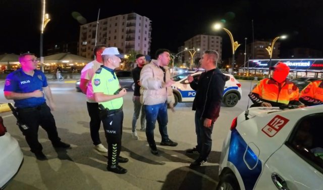 Trafik kontrolünde çılgına döndü, gazeteciye 'Kaburgasız' dedi