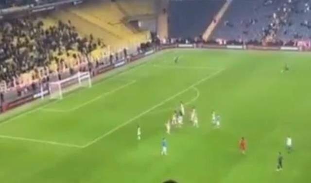 Alkışlanacağını umuduyla tribünlere giden Fenerbahçeli futbolcular, taraftarın tepkisiyle yıkıldı