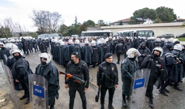 Tuncay Özilhan'ın evinin önünde eylem yaptılar! Gözaltına alınan Migros işçileri serbest bırakıldı